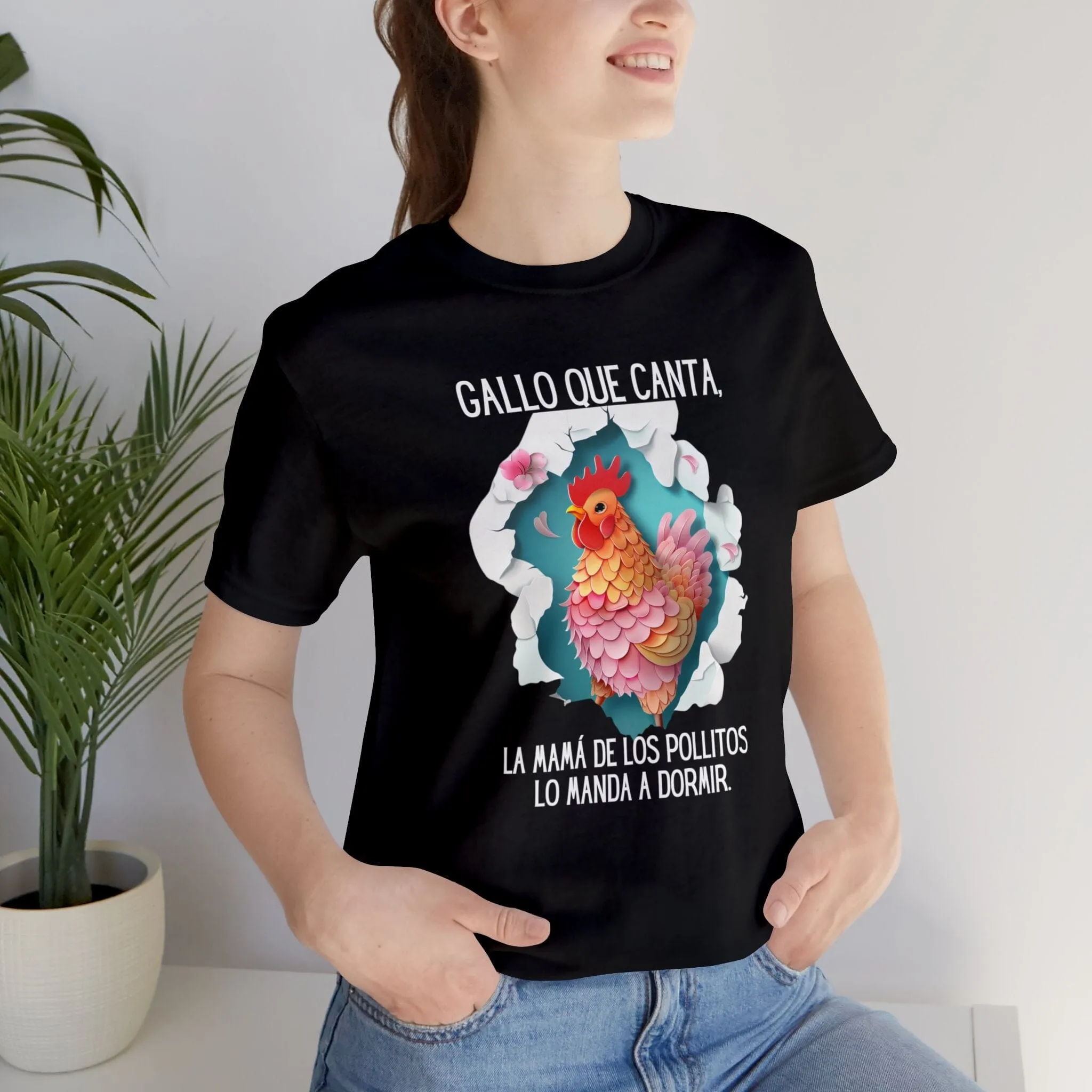 Camiseta Única 'Gallo que Canta' - El Poder de Mamá en un Diseño Exclusivo
