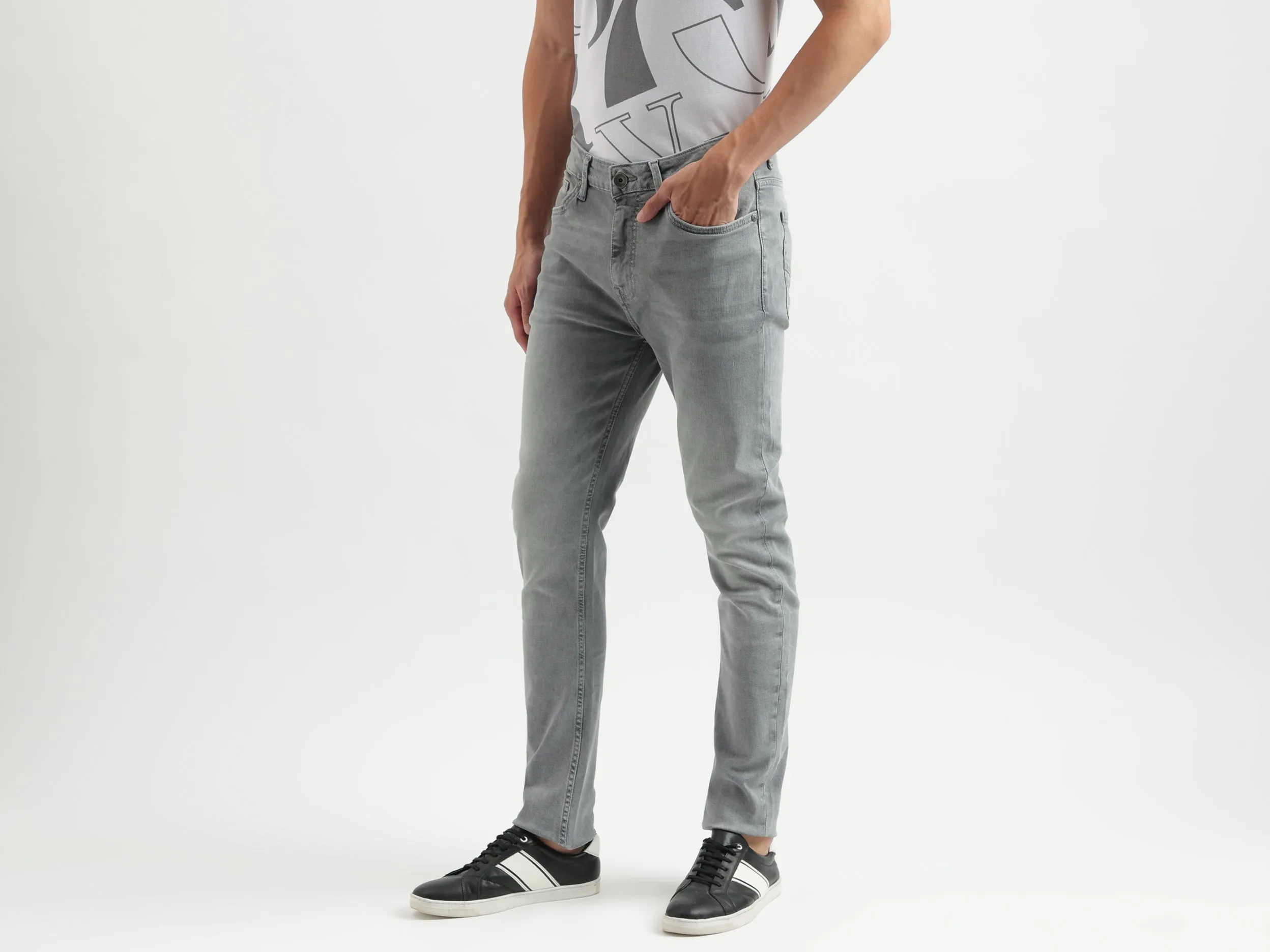 Solid Pattern Carrot Fit Jeans