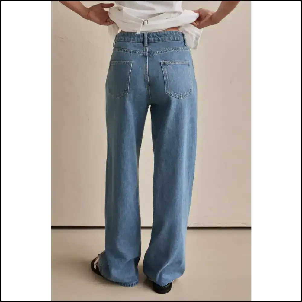 Unleash your Inner Boss with Chic Contrast Straight Leg Jeans 💃